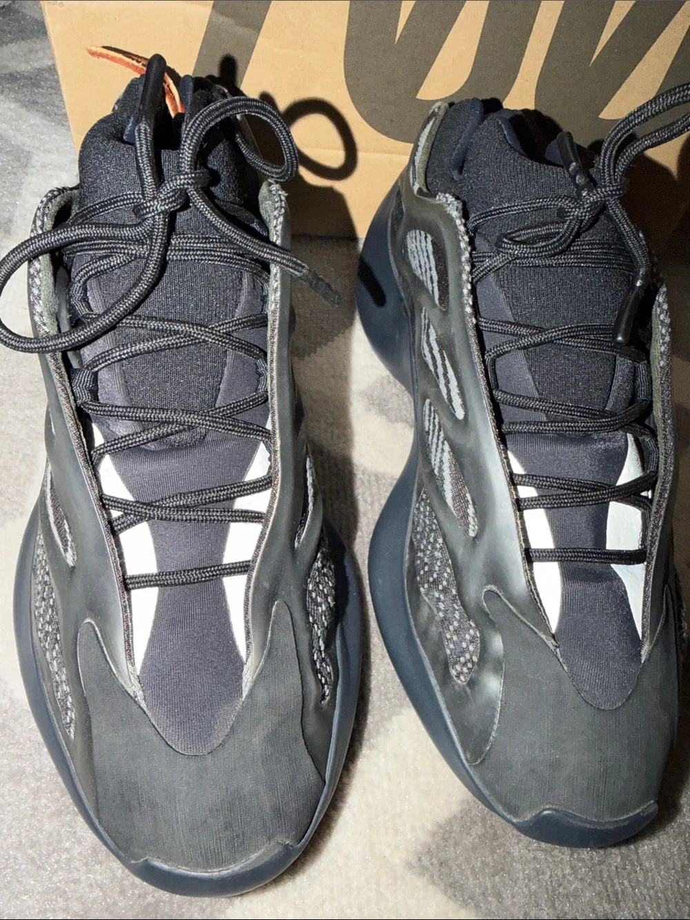 Men’s sz 11 Yeezy 700 w/box
